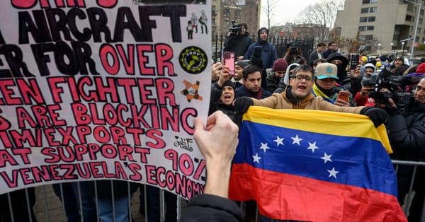 Opposing crowds gather outside Manhattan courthouse during Nicolás Maduro arraignment — Static01.nyt.com
