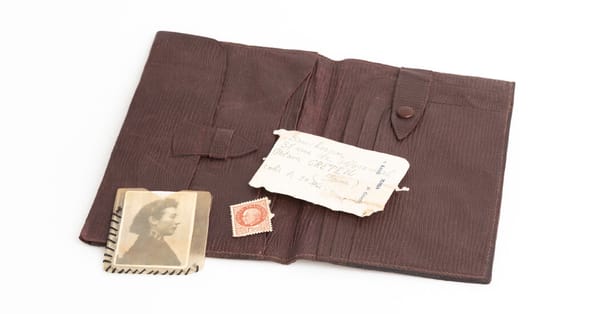 Arolsen Archives returns wartime wallet to daughter in French village — Static01.nyt.com
