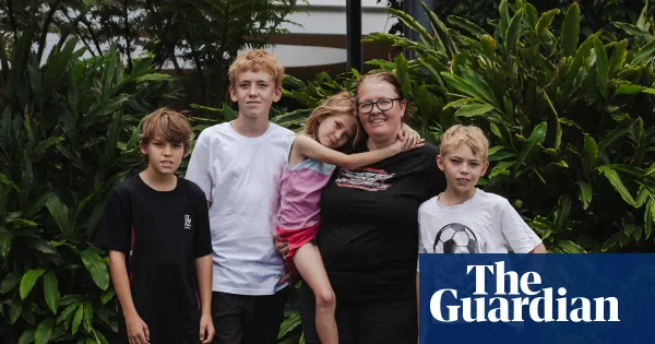 Survey finds nine in 10 lower-income Australian families worry about affording school essentials — I.guim.co.uk