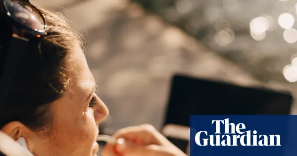 Britons increasingly combine remote work and holidays through ‘workations’ — I.guim.co.uk