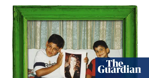 Hounslow family photo captures siblings' goofy bond after mother's death — I.guim.co.uk