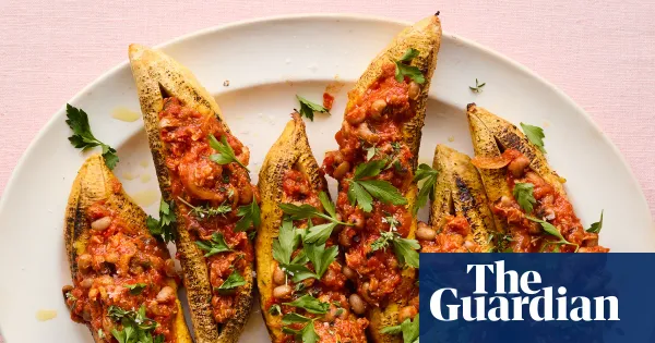 Toyo Odetunde’s chicken yassa pot pie and stewed-bean plantain boats — I.guim.co.uk