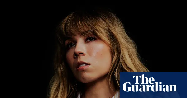 Jennette McCurdy’s Half His Age examines blurred parent–child boundaries — I.guim.co.uk