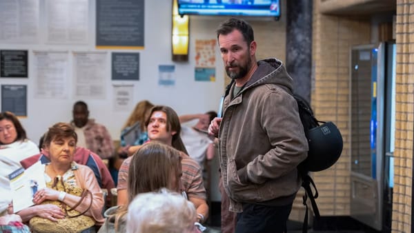 The Pitt Season 2 leans into shocking injuries, raising realism concerns — Static0.moviewebimages.com