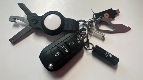 10 small gadgets Adrian Kingsley-Hughes carries on his keychain — Zdnet.com