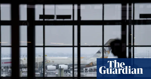 Toronto man charged with wire fraud after allegedly posing as pilot for free flights — I.guim.co.uk