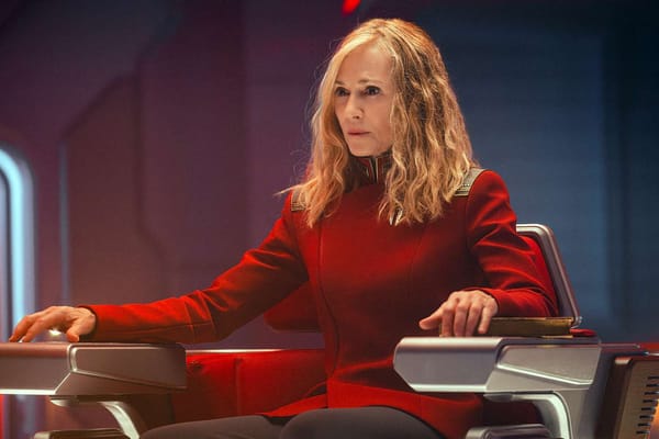 Holly Hunter embraced going barefoot as captain in Star Trek: Starfleet Academy — People.com