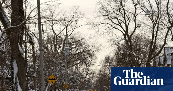 Toronto begins clearing after heaviest snowfall in city history — I.guim.co.uk