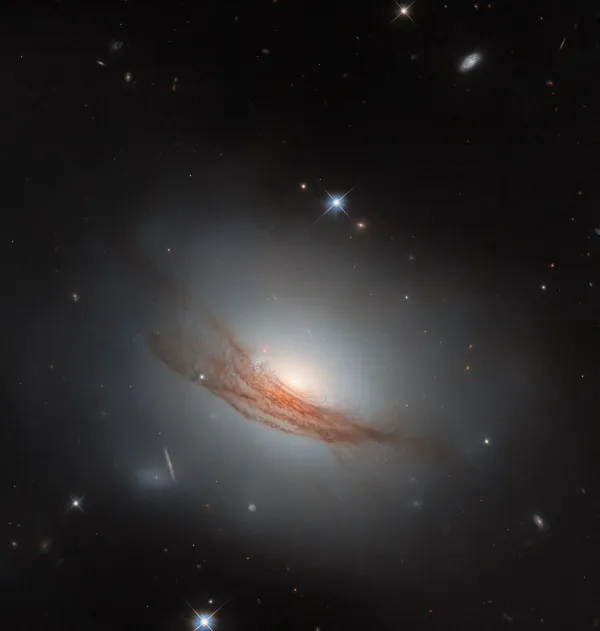 Hubble Spots Lens-Shaped Galaxy — nasa.gov