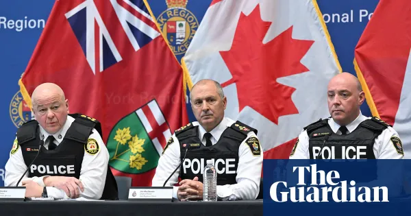 Eight current and former Toronto police arrested in organized crime inquiry — i.guim.co.uk