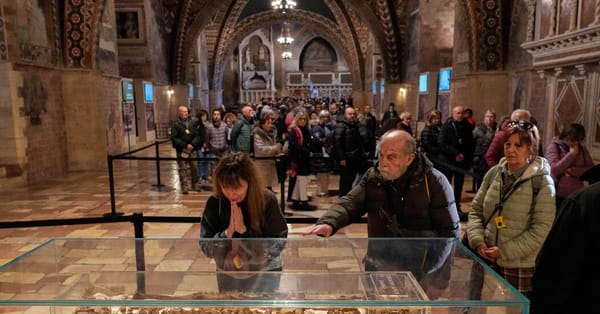 St. Francis’ remains go on display in Assisi for a month — NYT > World News