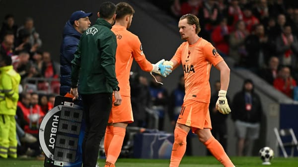 Tottenham substitute goalkeeper after two early mistakes — Goal