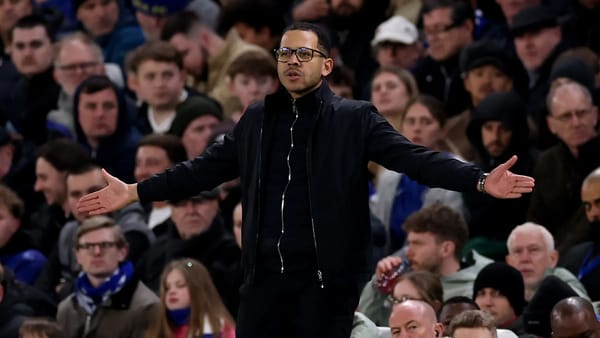 Liam Rosenior to speak to PGMOL after referee joined Chelsea huddle — Goal