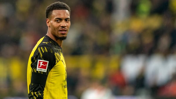 Nmecha knocks over referee and receives red card with message — Goal