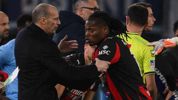 Milan: Leao fumes after substitution, refuses Allegri's hug — Goal