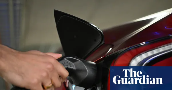 Replacing 1m petrol cars with EVs could cut Australia’s reliance on foreign fuel — World news | The Guardian