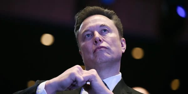 Elon Musk offers to pay TSA agents' salaries during shutdown — Businessinsider
